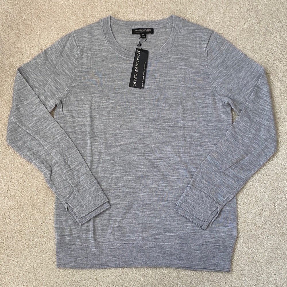 Banana Republic Light Gray 100% merino crewneck sweater. Size medium.  NWT